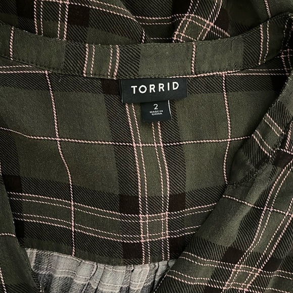 Torrid Babydoll Rayon Twill button Front Top Size 2 - Picture 7 of 9